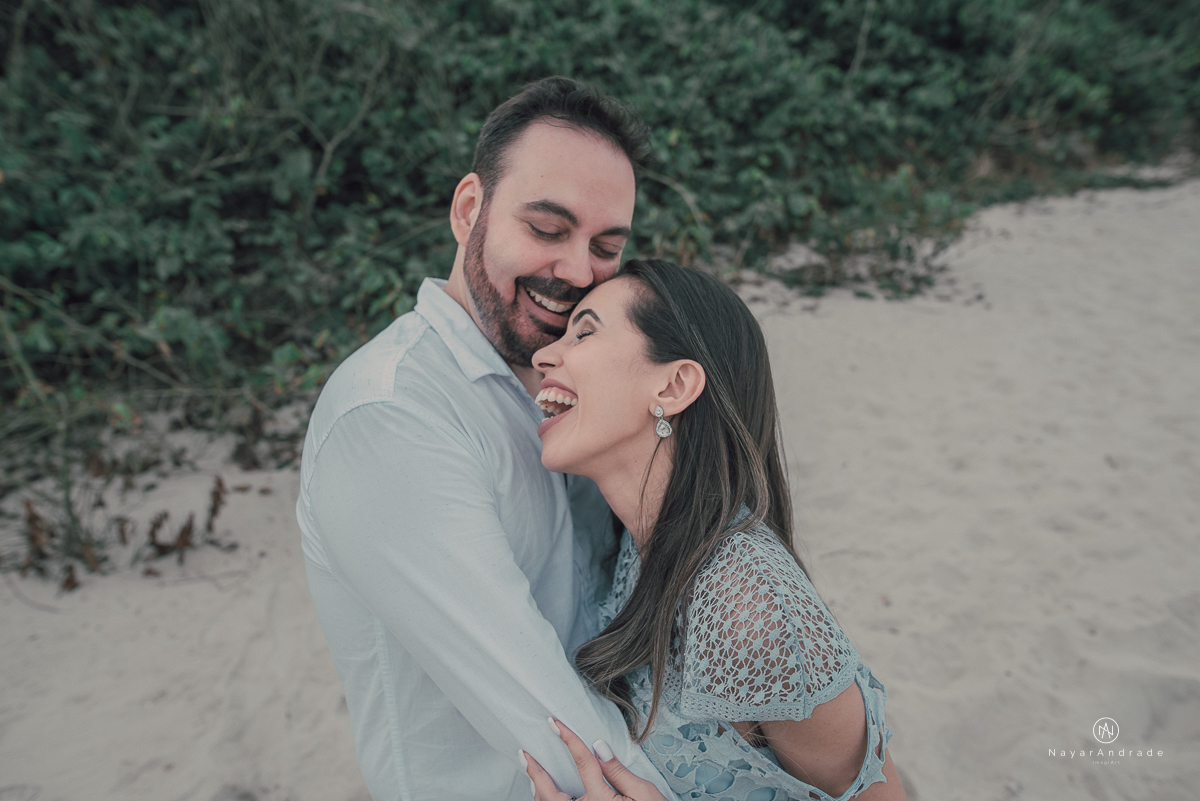 Ensaio casal na praia das conchas Guaruja. Noiva com buquet e tiara, pre wedding