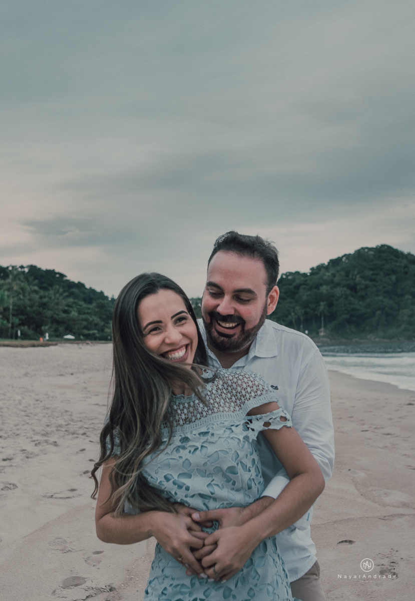 Ensaio casal na praia das conchas Guaruja. Noiva com buquet e tiara, pre wedding