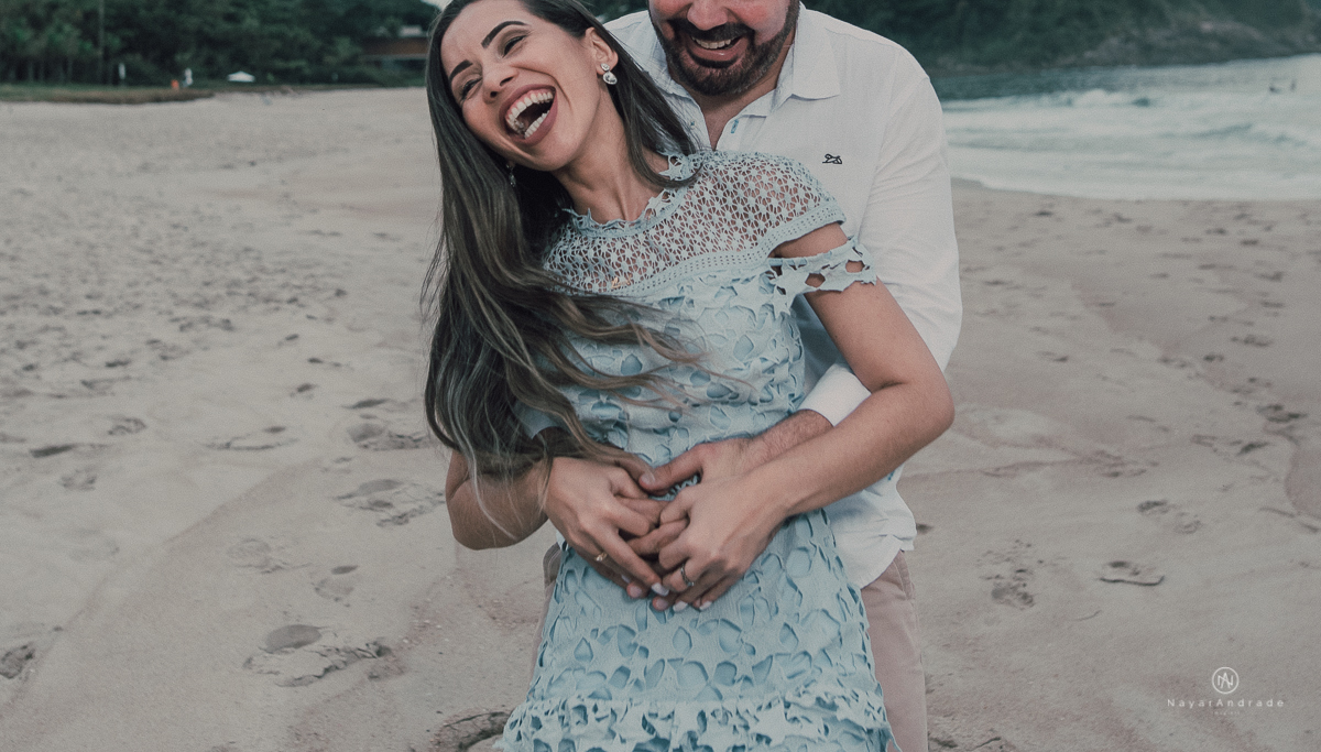 Ensaio casal na praia das conchas Guaruja. Noiva com buquet e tiara, pre wedding