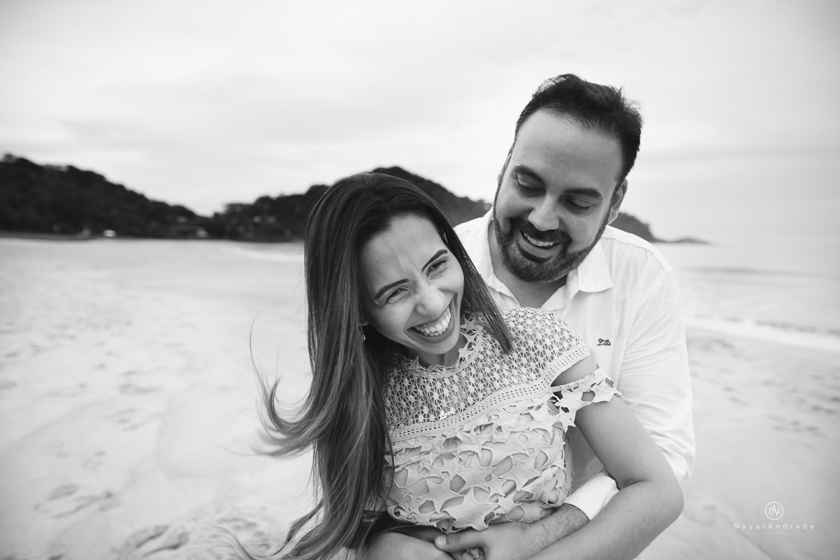 Ensaio casal na praia das conchas Guaruja. Noiva com buquet e tiara, pre wedding