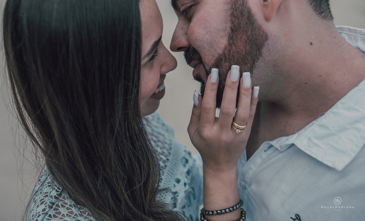 Ensaio casal na praia das conchas Guaruja. Noiva com buquet e tiara, pre wedding