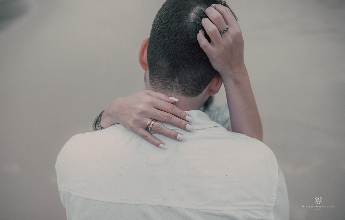 Ensaio casal na praia das conchas Guaruja. Noiva com buquet e tiara, pre wedding