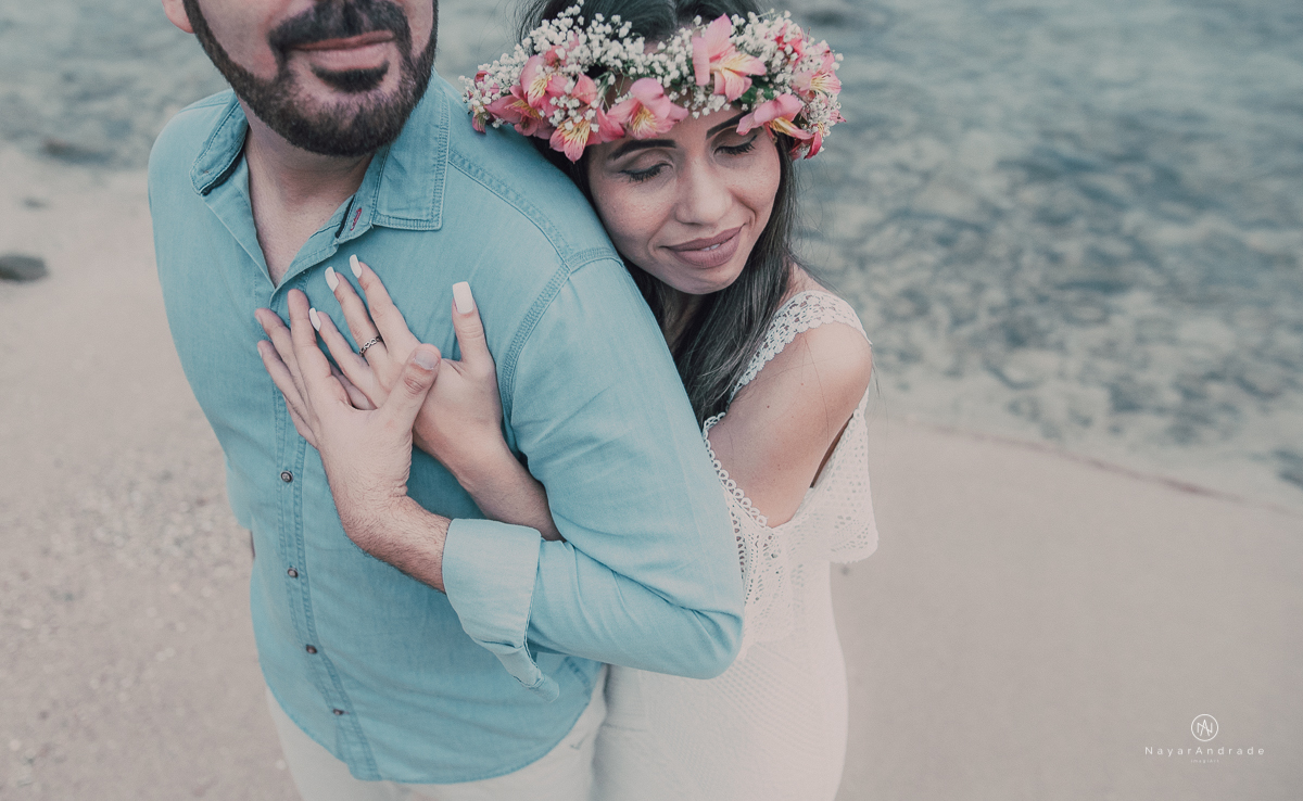 Ensaio casal na praia das conchas Guaruja. Noiva com buquet e tiara, pre wedding