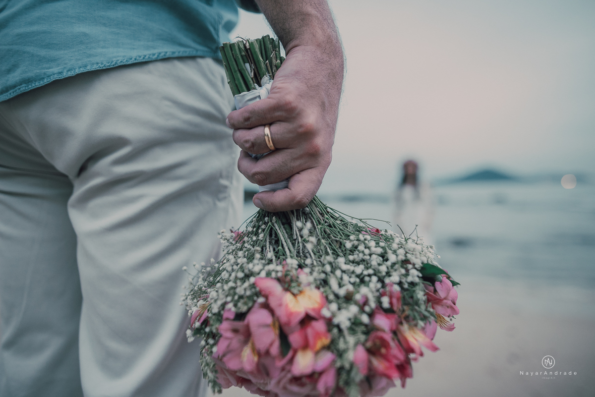 Ensaio casal na praia das conchas Guaruja. Noiva com buquet e tiara, pre wedding