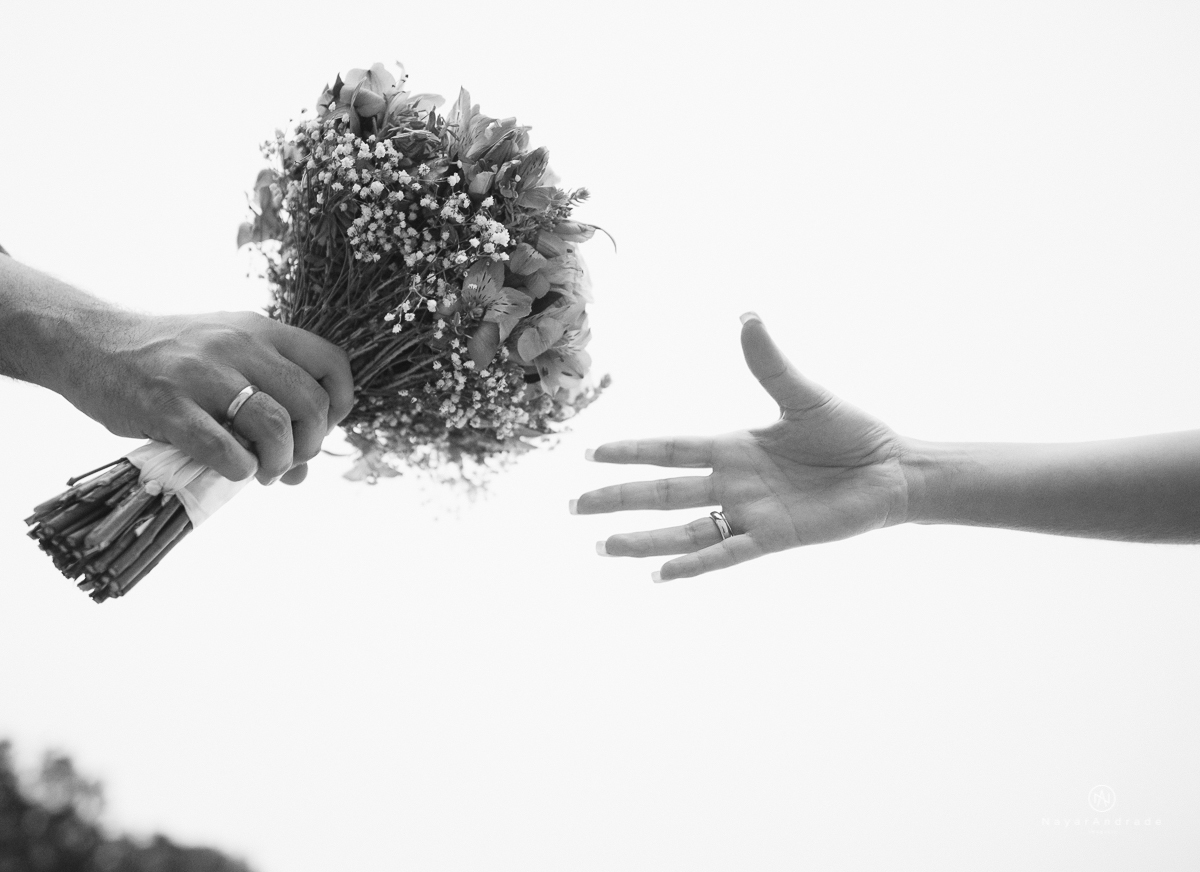 Ensaio casal na praia das conchas Guaruja. Noiva com buquet e tiara, pre wedding