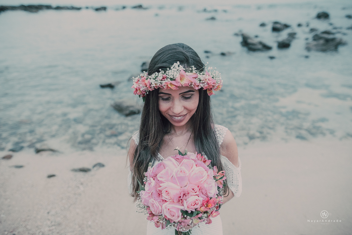 Ensaio casal na praia das conchas Guaruja. Noiva com buquet e tiara, pre wedding