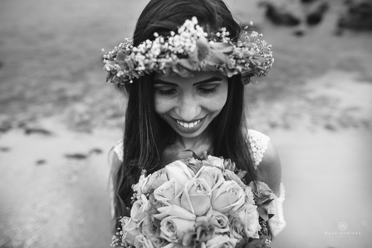 Ensaio casal na praia das conchas Guaruja. Noiva com buquet e tiara, pre wedding