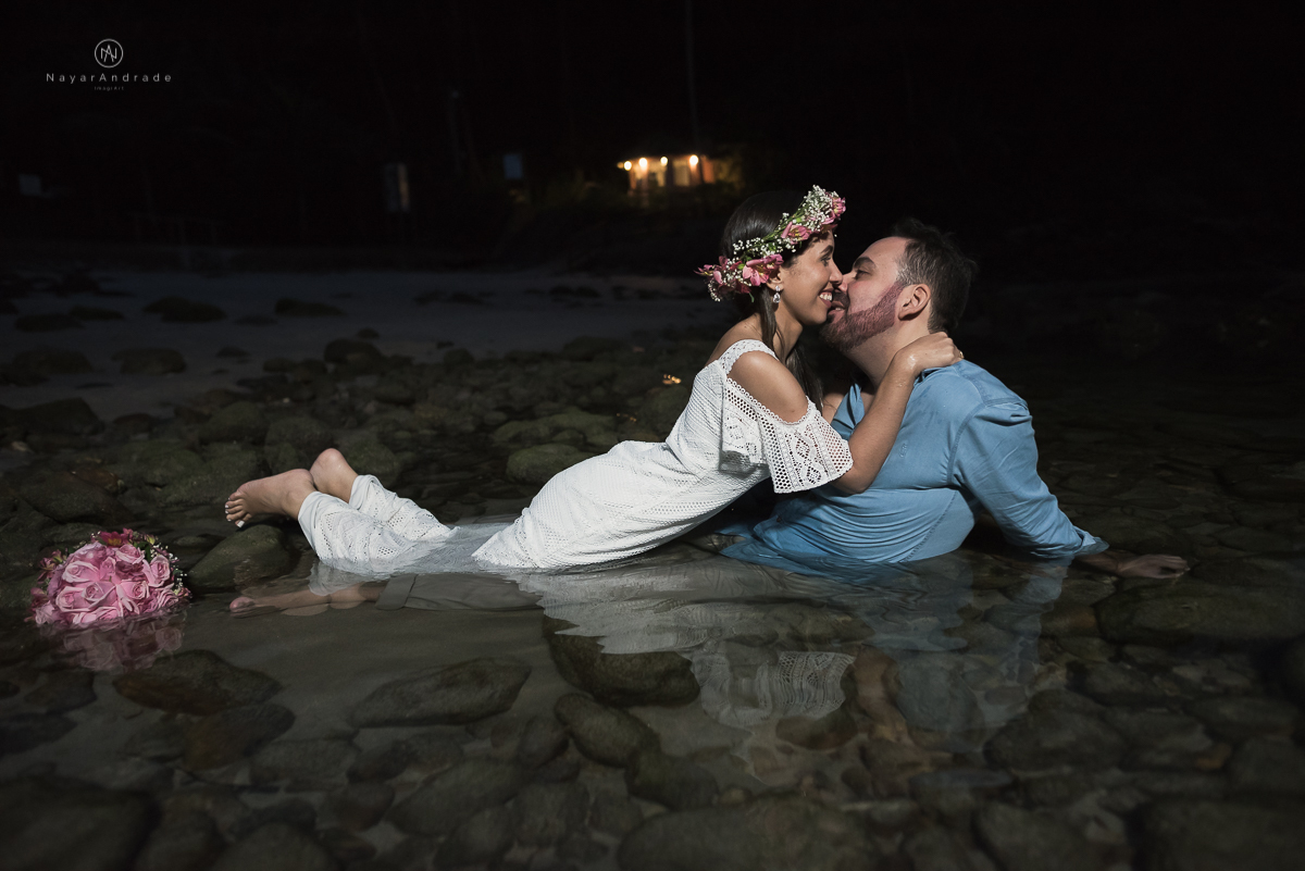 ensaio noturno na praia do guarujá. Muito amor e cumplicidade do casal. Nayarandrade Imagiart