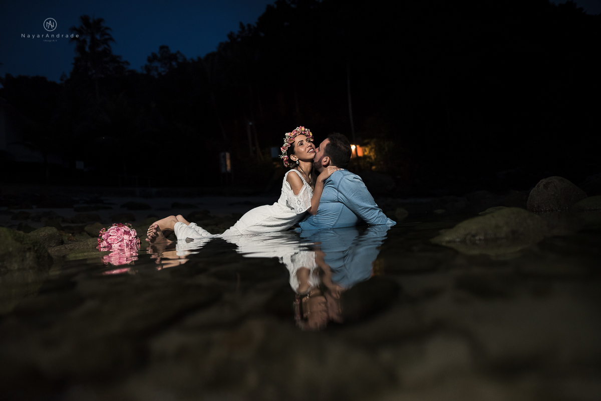 ensaio noturno na praia do guarujá. Muito amor e cumplicidade do casal. Nayarandrade Imagiart
