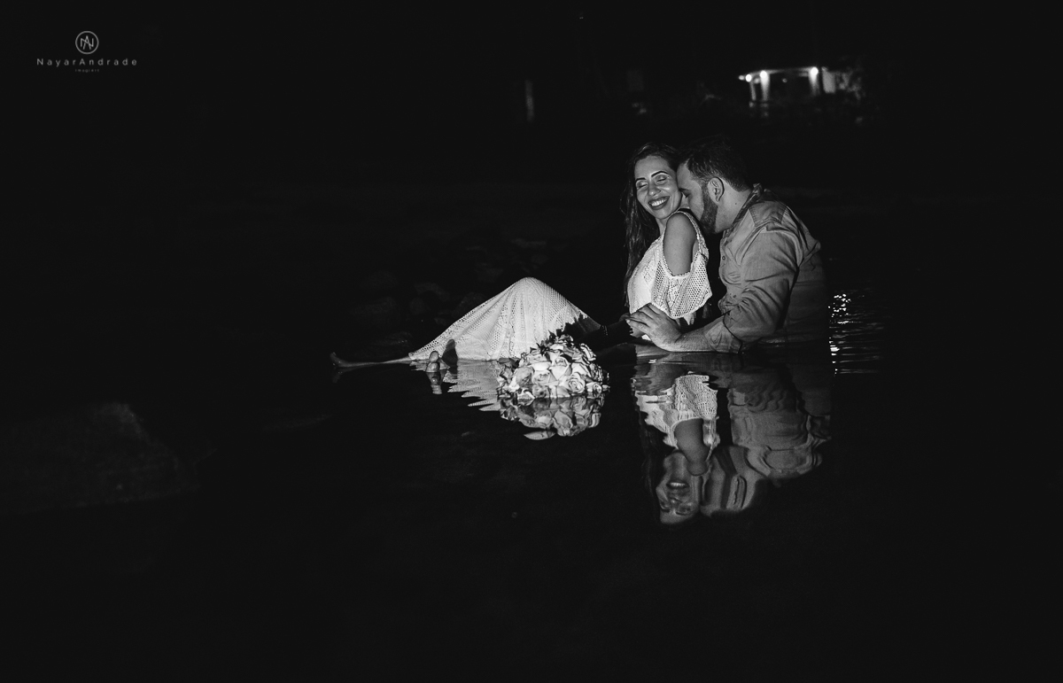 ensaio noturno na praia do guarujá. Muito amor e cumplicidade do casal. Nayarandrade Imagiart