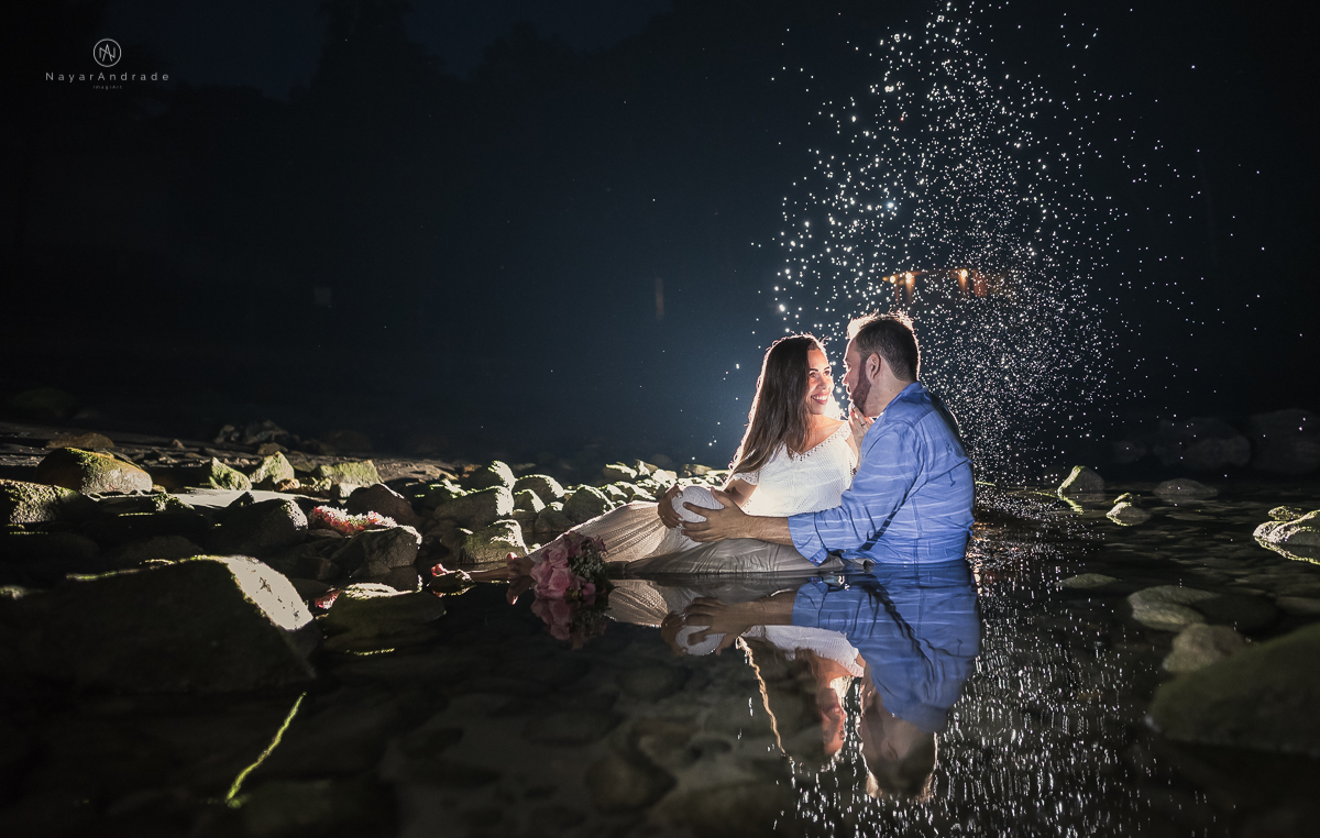 ensaio noturno na praia do guarujá. Muito amor e cumplicidade do casal. Nayarandrade Imagiart
