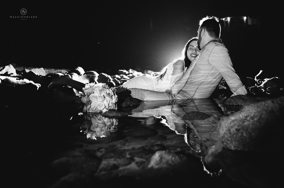 ensaio noturno na praia do guarujá. Muito amor e cumplicidade do casal. Nayarandrade Imagiart