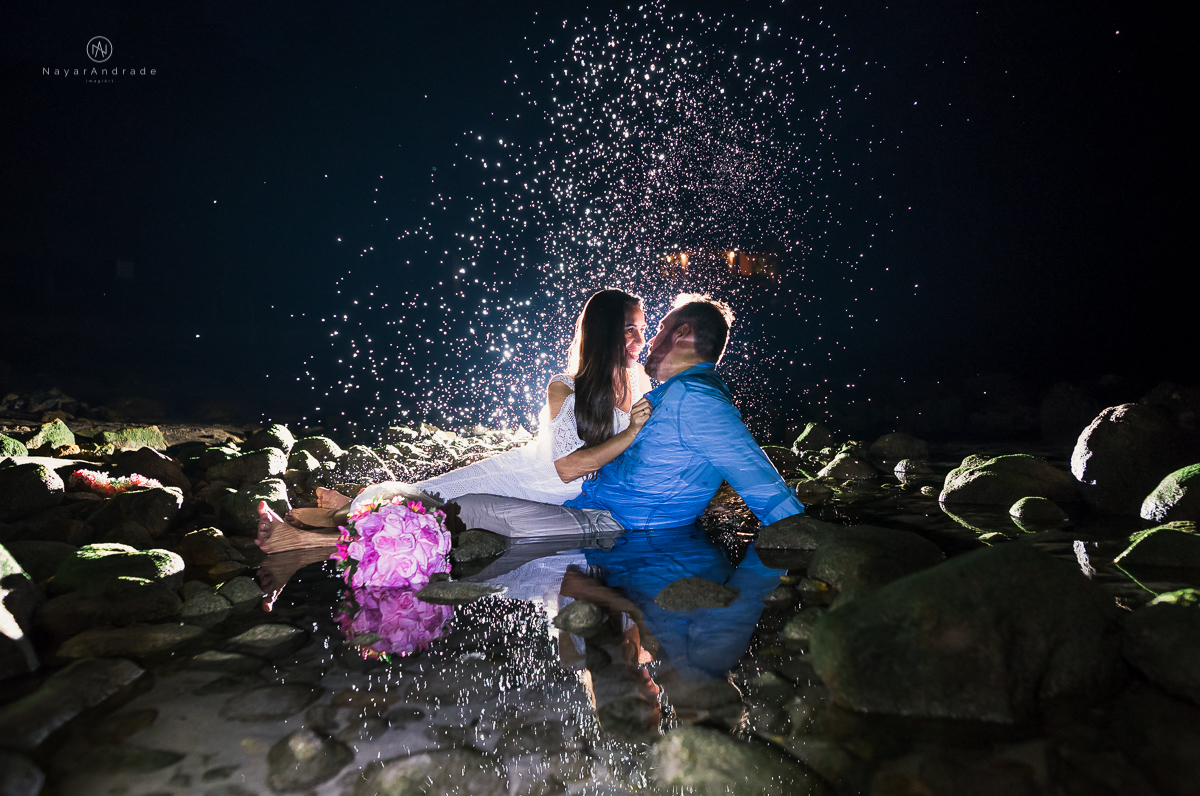 ensaio noturno na praia do guarujá. Muito amor e cumplicidade do casal. Nayarandrade Imagiart
