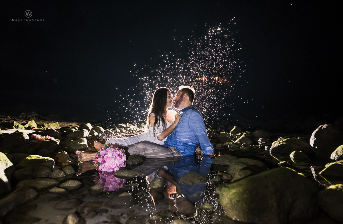 ensaio noturno na praia do guarujá. Muito amor e cumplicidade do casal. Nayarandrade Imagiart