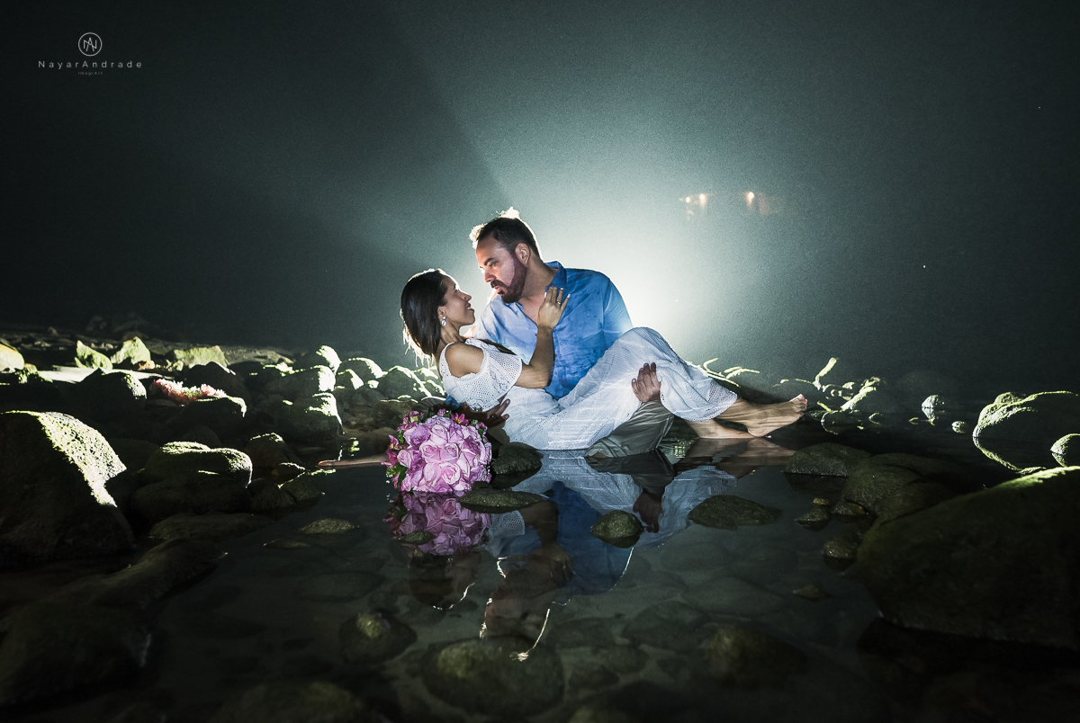ensaio noturno na praia do guarujá. Muito amor e cumplicidade do casal. Nayarandrade Imagiart