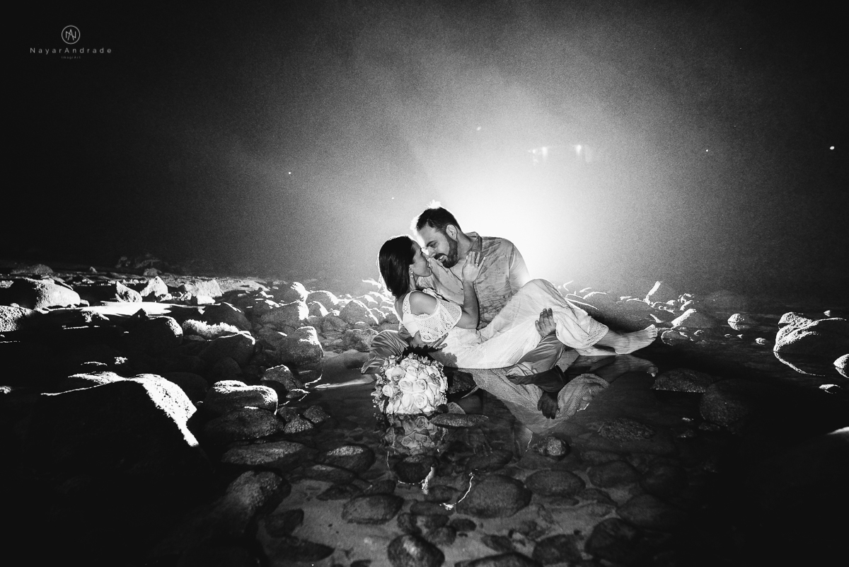 ensaio noturno na praia do guarujá. Muito amor e cumplicidade do casal. Nayarandrade Imagiart