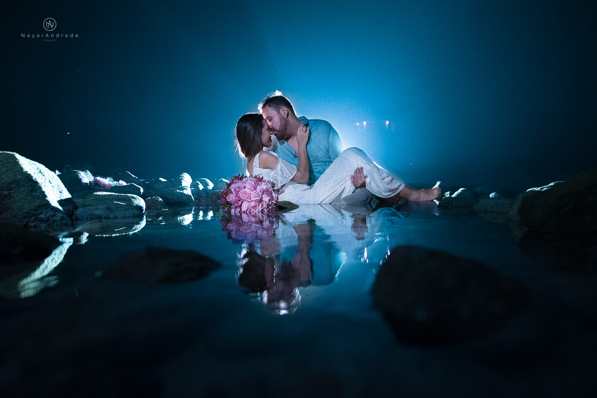 ensaio noturno na praia do guarujá. Muito amor e cumplicidade do casal. Nayarandrade Imagiart