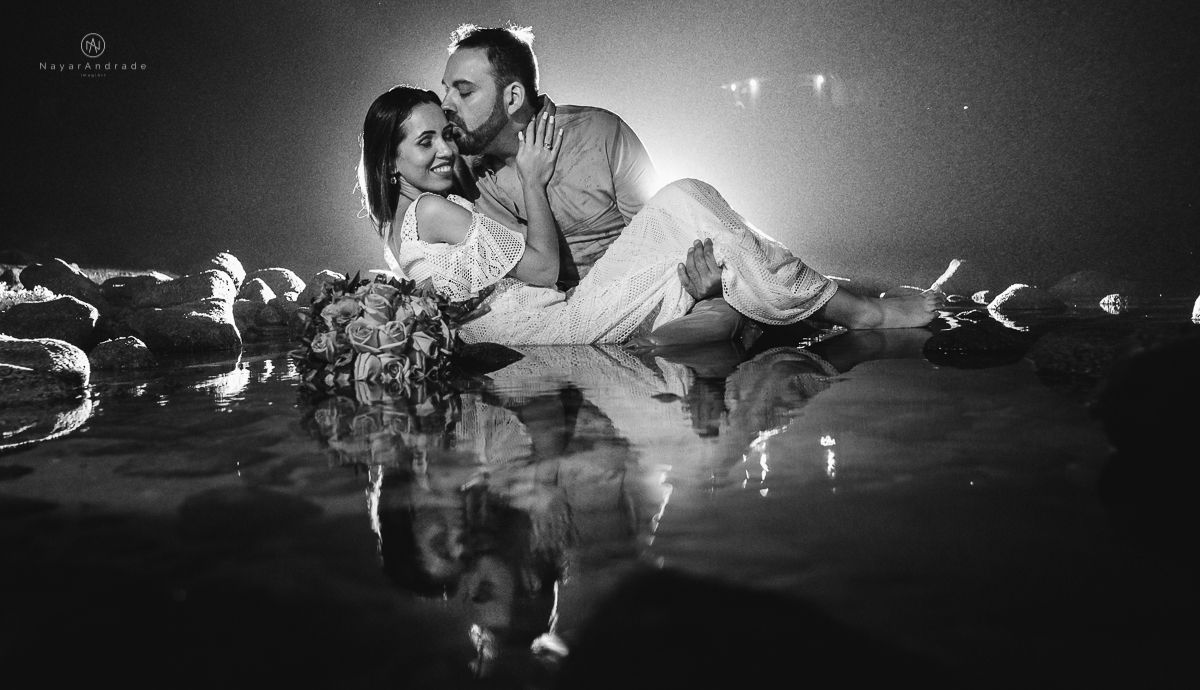 ensaio noturno na praia do guarujá. Muito amor e cumplicidade do casal. Nayarandrade Imagiart