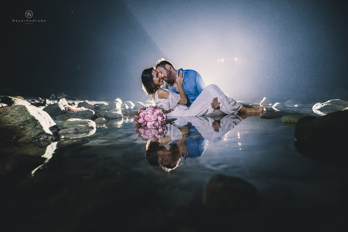 ensaio noturno na praia do guarujá. Muito amor e cumplicidade do casal. Nayarandrade Imagiart