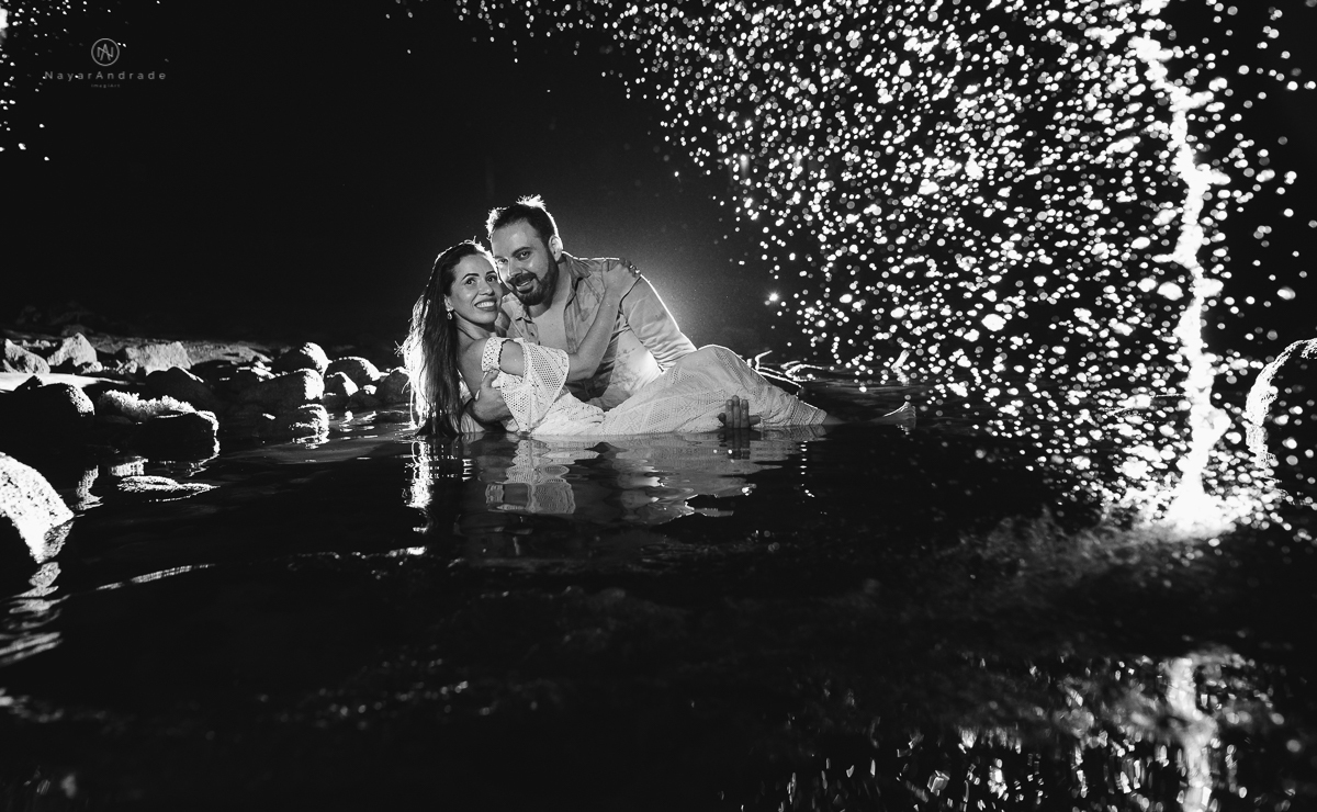 ensaio noturno na praia do guarujá. Muito amor e cumplicidade do casal. Nayarandrade Imagiart