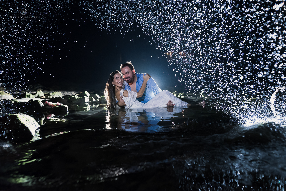 ensaio noturno na praia do guarujá. Muito amor e cumplicidade do casal. Nayarandrade Imagiart