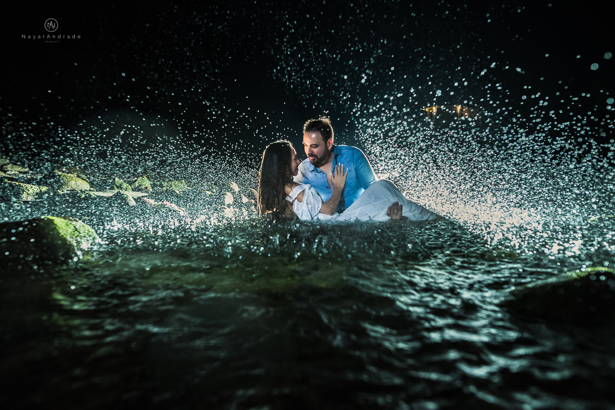 ensaio noturno na praia do guarujá. Muito amor e cumplicidade do casal. Nayarandrade Imagiart