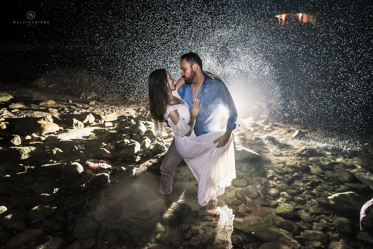 ensaio noturno na praia do guarujá. Muito amor e cumplicidade do casal. Nayarandrade Imagiart