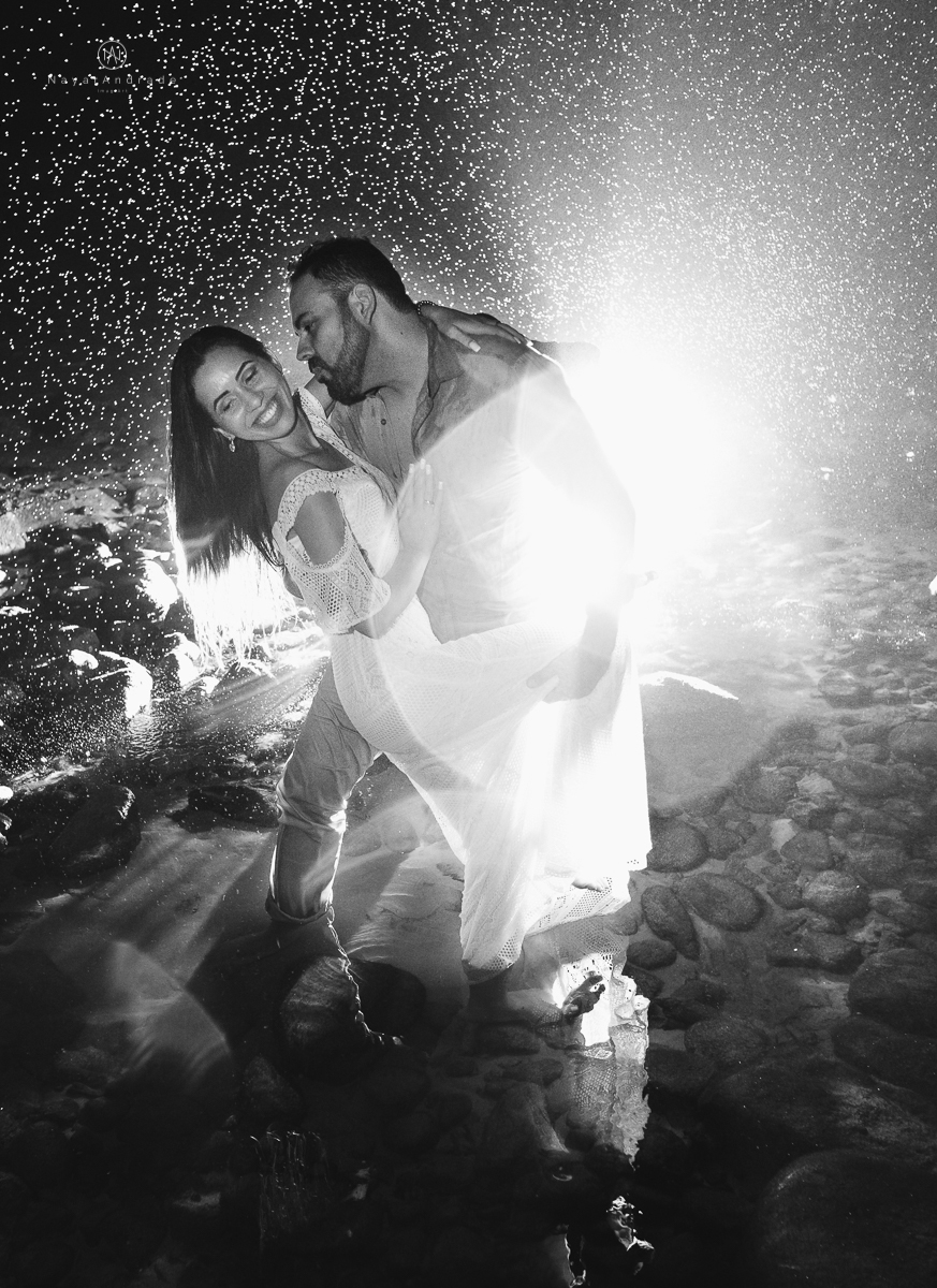 ensaio noturno na praia do guarujá. Muito amor e cumplicidade do casal. Nayarandrade Imagiart