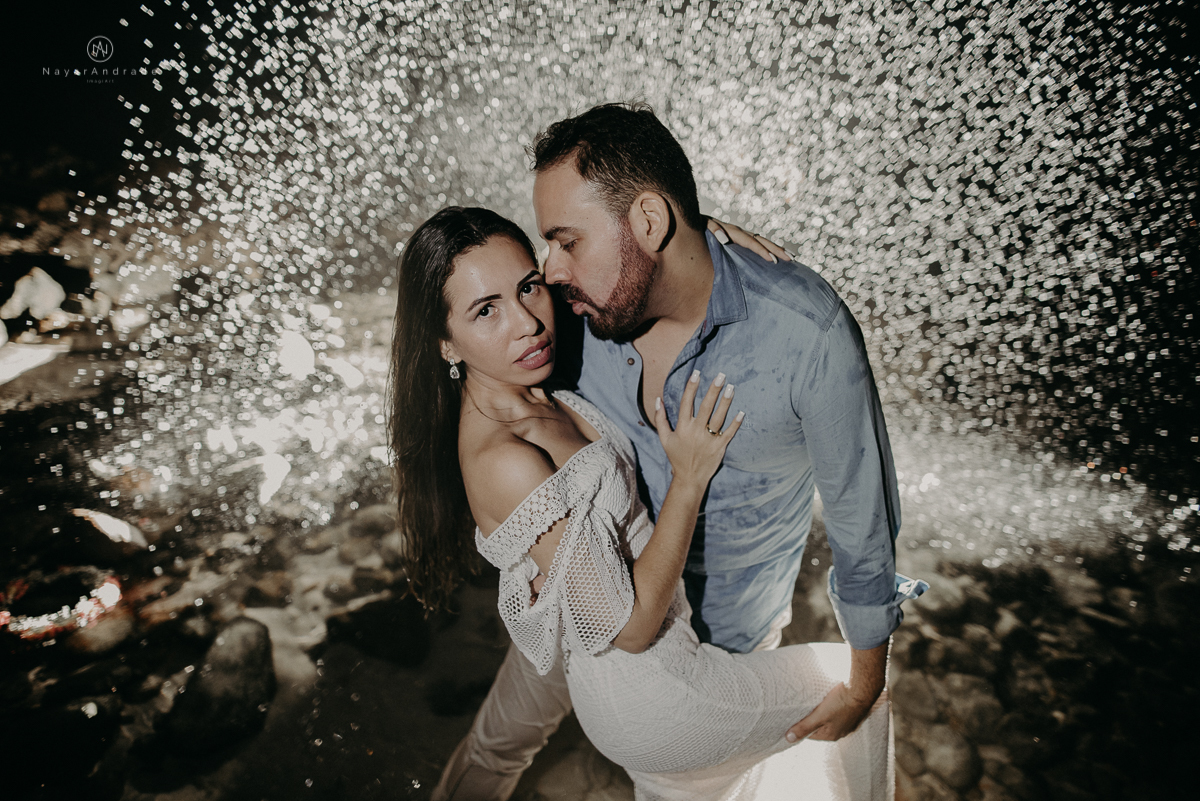 ensaio noturno na praia do guarujá. Muito amor e cumplicidade do casal. Nayarandrade Imagiart