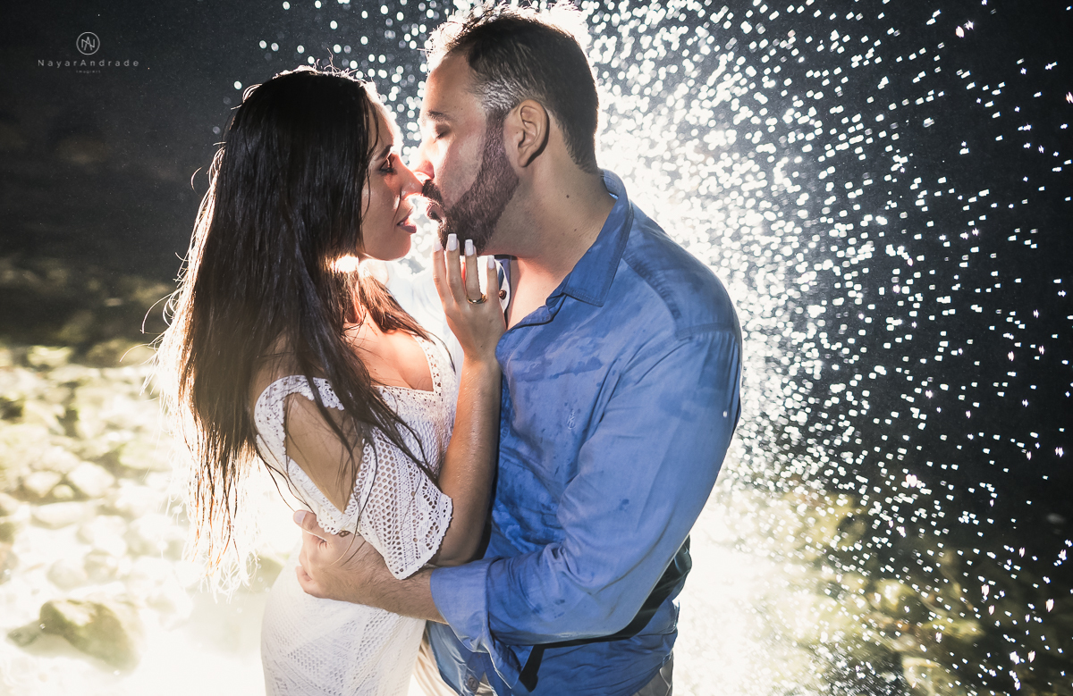ensaio noturno na praia do guarujá. Muito amor e cumplicidade do casal. Nayarandrade Imagiart