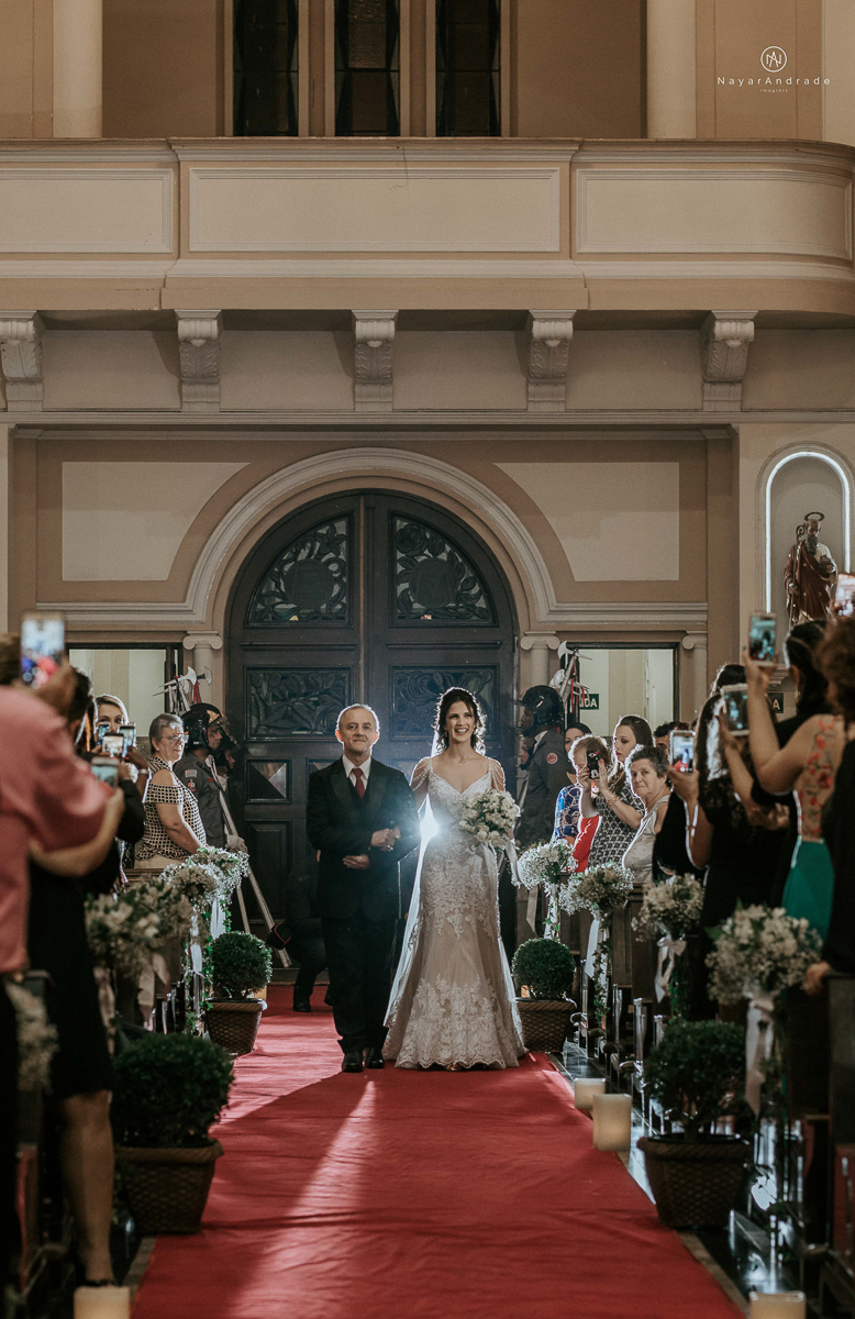 Noivo bombeiro com farda no corpo de bombeiros. Cerimonia no coracao de maria, festa no espaco bloom