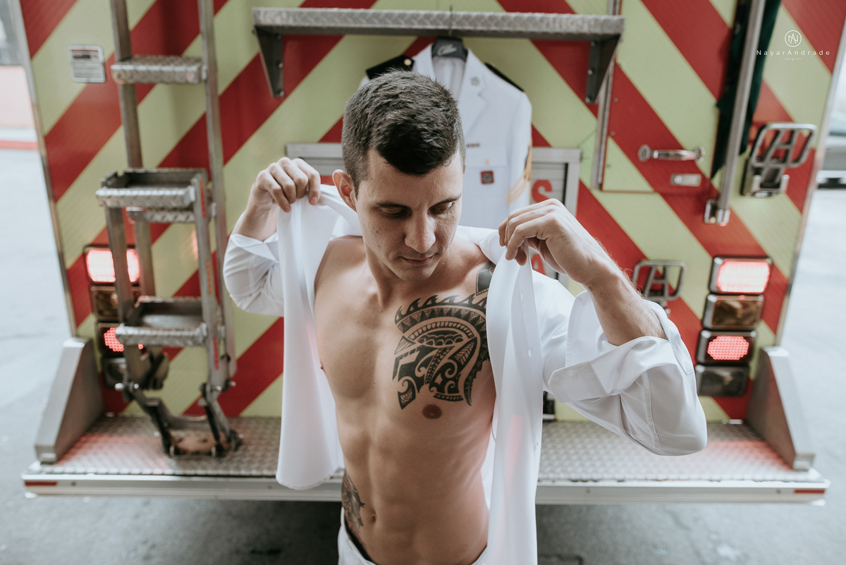 Noivo bombeiro com farda no corpo de bombeiros. Cerimonia no coracao de maria, festa no espaco bloom