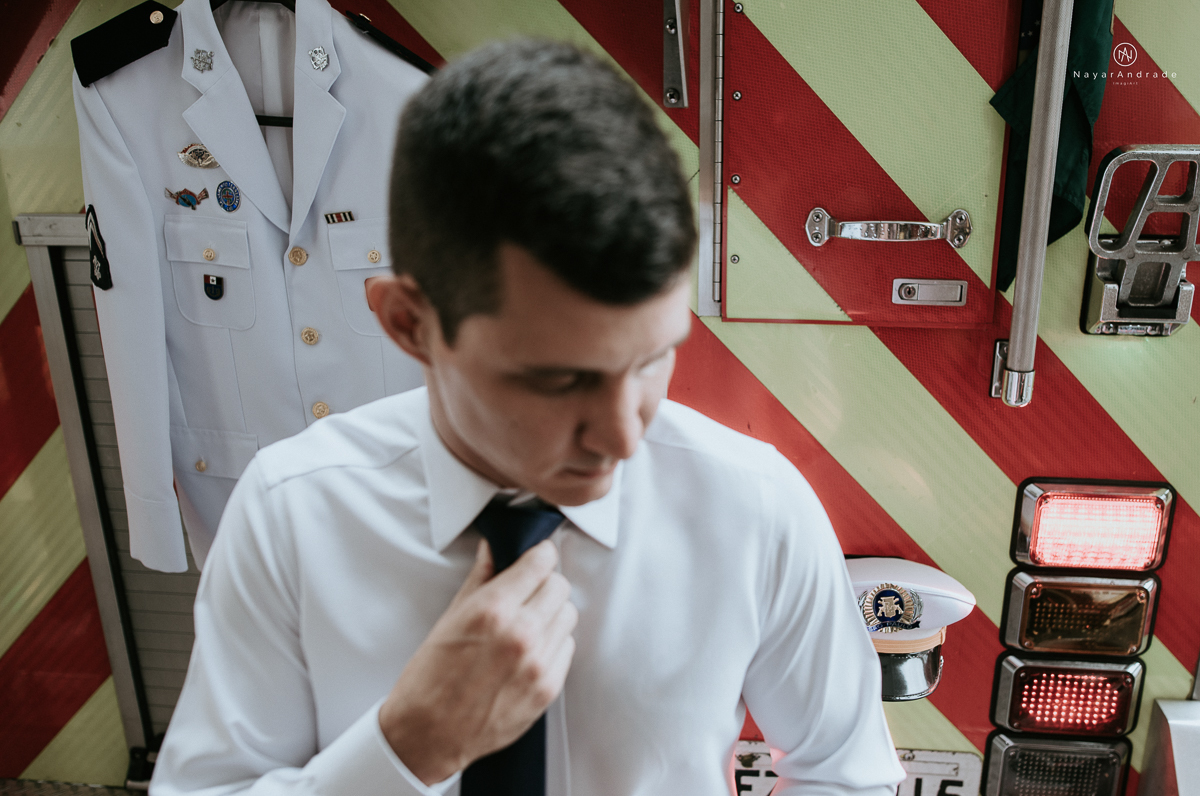Noivo bombeiro com farda no corpo de bombeiros. Cerimonia no coracao de maria, festa no espaco bloom