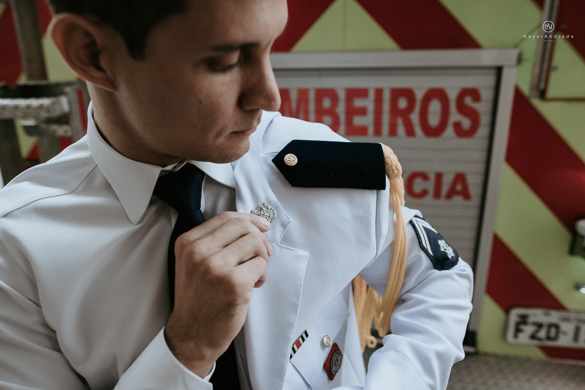 Noivo bombeiro com farda no corpo de bombeiros. Cerimonia no coracao de maria, festa no espaco bloom
