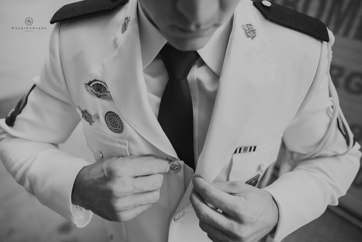 Noivo bombeiro com farda no corpo de bombeiros. Cerimonia no coracao de maria, festa no espaco bloom