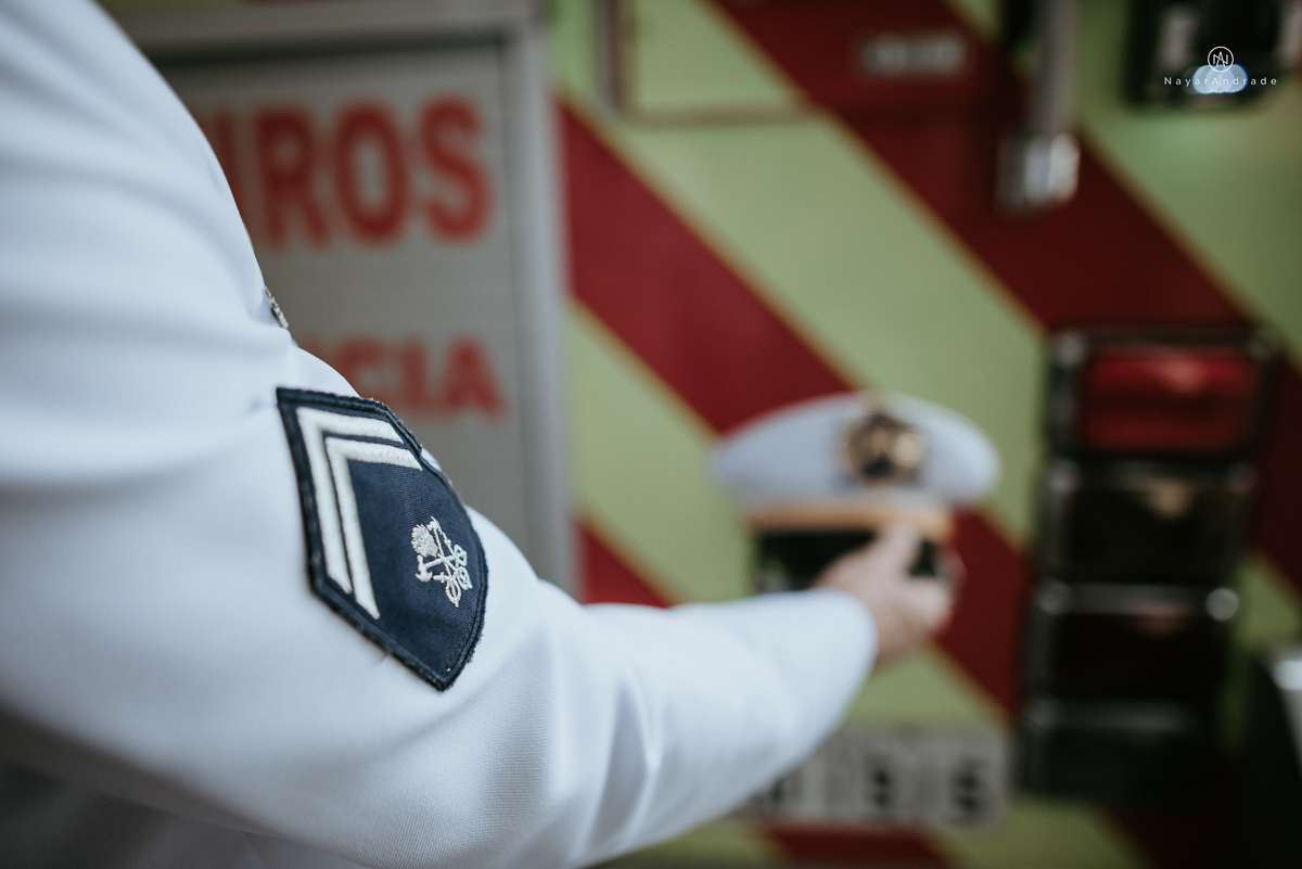 Noivo bombeiro com farda no corpo de bombeiros. Cerimonia no coracao de maria, festa no espaco bloom