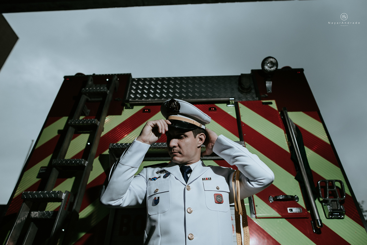 Noivo bombeiro com farda no corpo de bombeiros. Cerimonia no coracao de maria, festa no espaco bloom