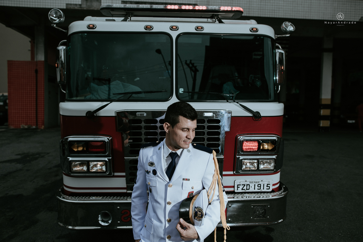 Noivo bombeiro com farda no corpo de bombeiros. Cerimonia no coracao de maria, festa no espaco bloom