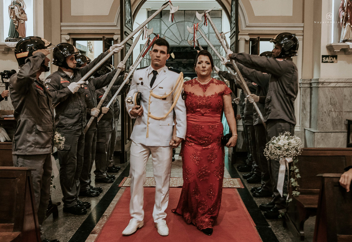 Noivo bombeiro com farda no corpo de bombeiros. Cerimonia no coracao de maria, festa no espaco bloom