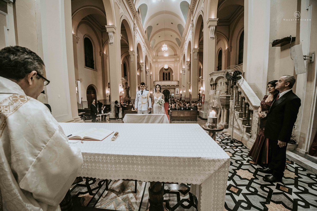 Noivo bombeiro com farda no corpo de bombeiros. Cerimonia no coracao de maria, festa no espaco bloom
