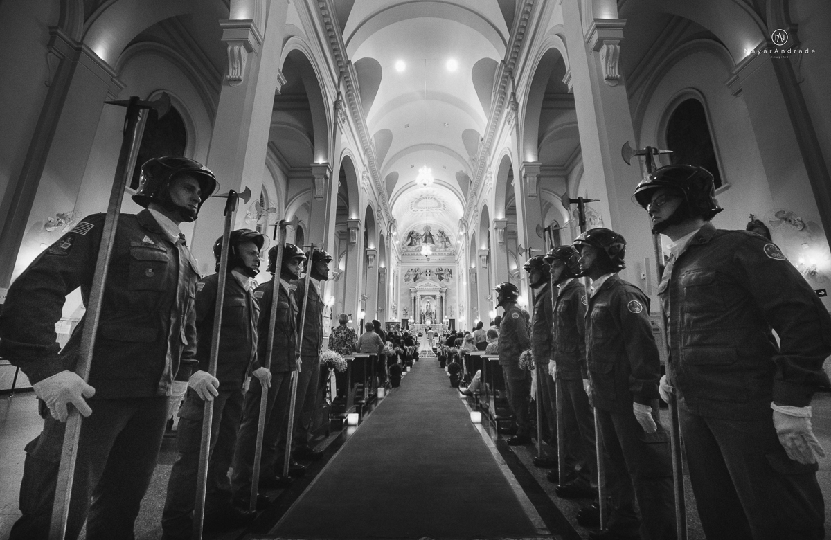 Noivo bombeiro com farda no corpo de bombeiros. Cerimonia no coracao de maria, festa no espaco bloom