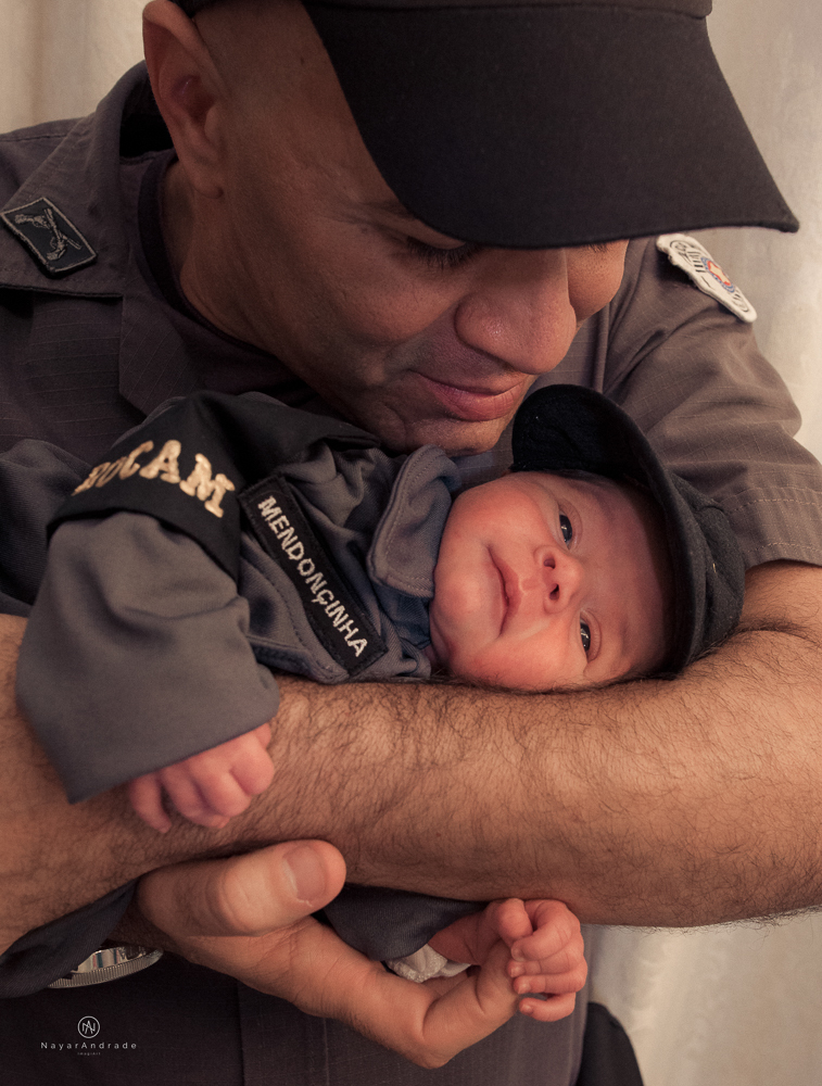 Ensaio Newborn feito em casa, bebê policial de farda