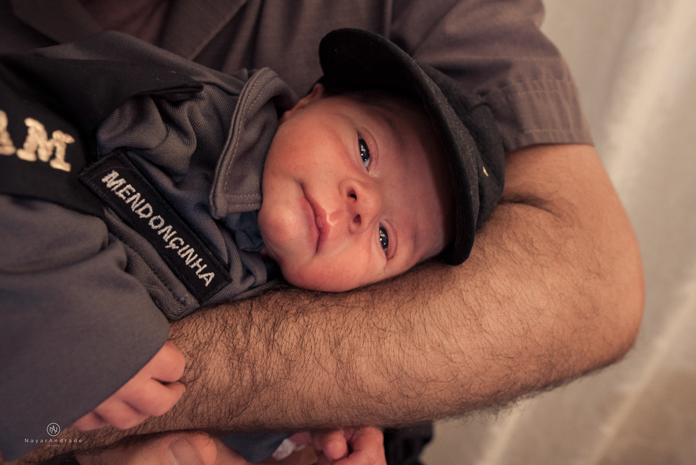 Ensaio Newborn feito em casa, bebê policial de farda