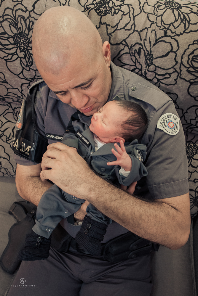 Ensaio Newborn feito em casa, bebê policial de farda