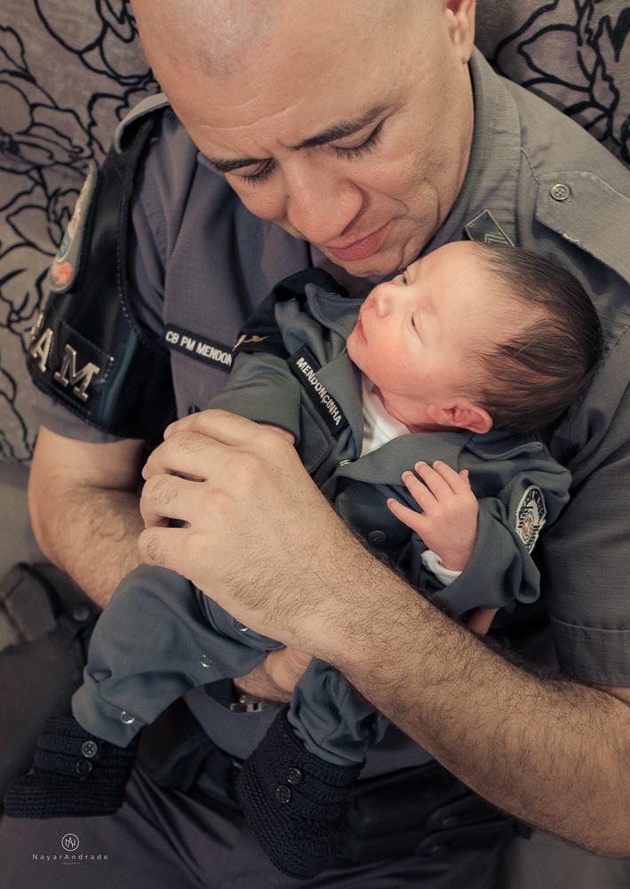 Ensaio Newborn feito em casa, bebê policial de farda