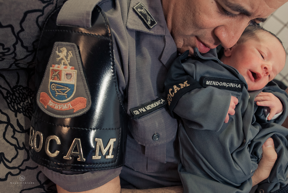 Ensaio Newborn feito em casa, bebê policial de farda