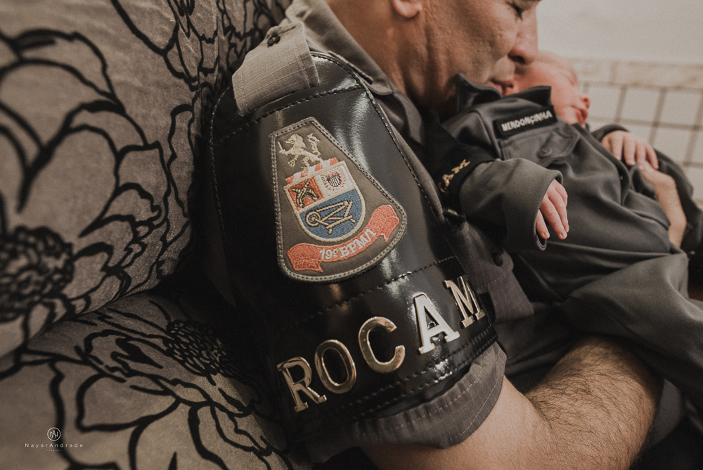 Ensaio Newborn feito em casa, bebê policial de farda