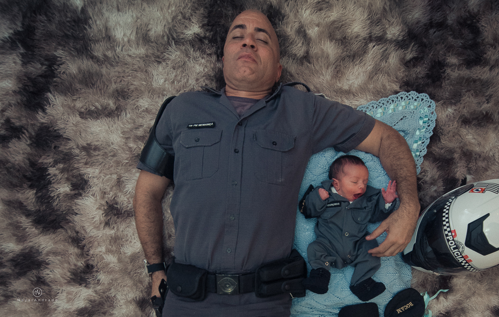 Ensaio Newborn feito em casa, bebê policial de farda