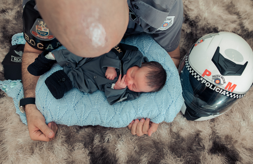 Ensaio Newborn feito em casa, bebê policial de farda