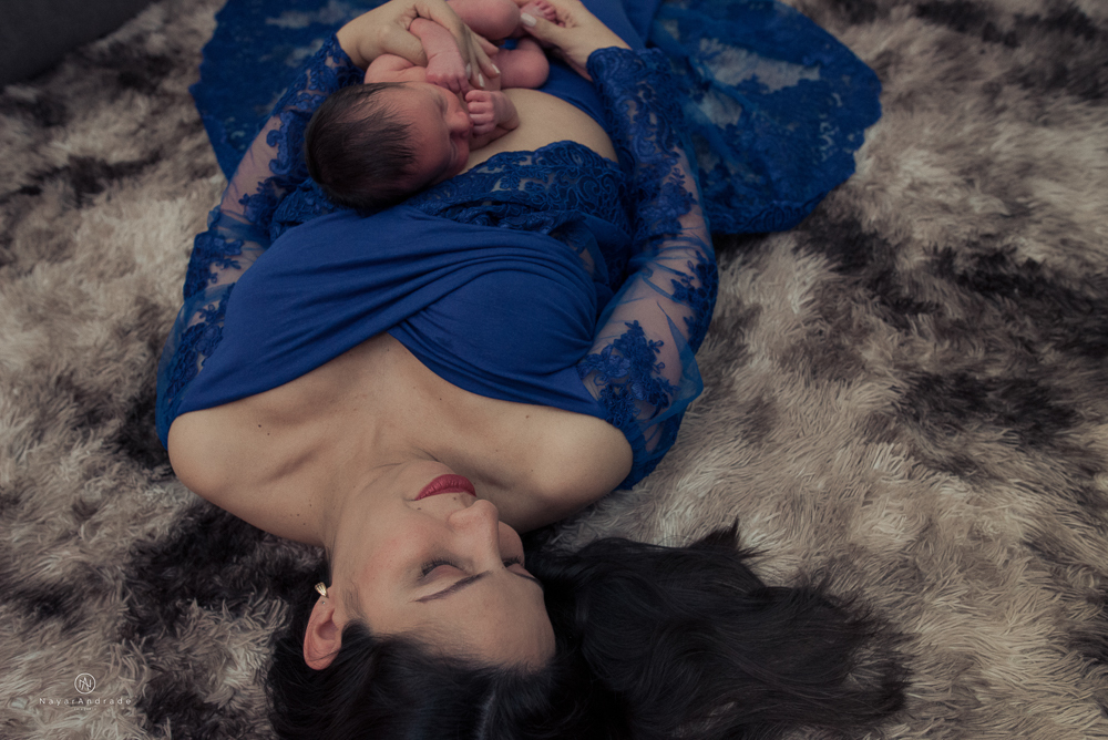 Ensaio Newborn feito em casa, bebê policial de farda